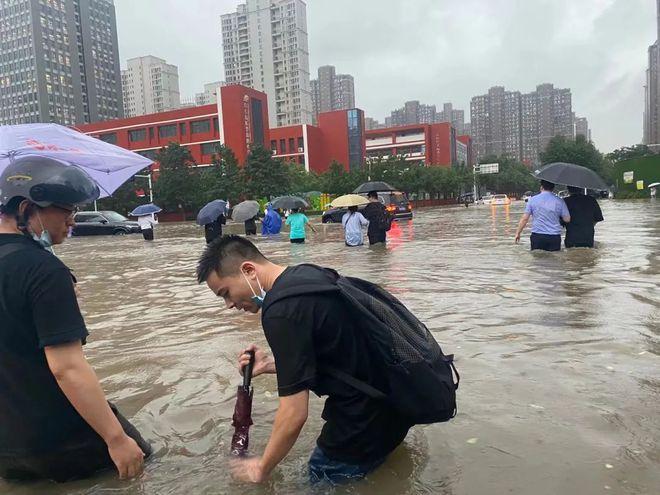 河南暴雨众志成城抗灾时刻